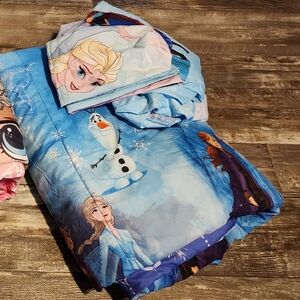 Frozen ANNA & ELSA Character-Themed Twin Bedding Set.